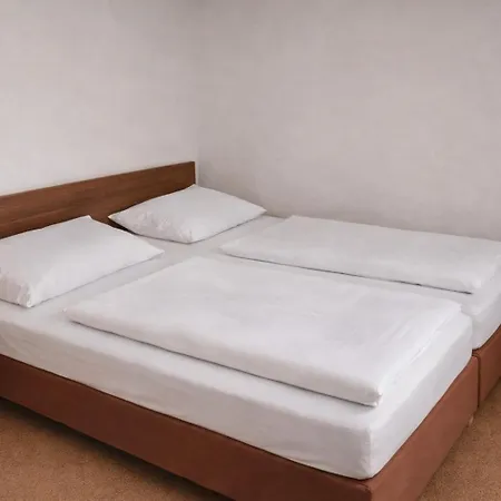 Bauer Mit Aufzug With Elevator Norymberga