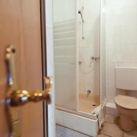 Bauer Mit Aufzug With Elevator نورنبيرغ