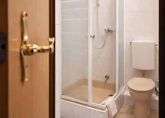 Gasthuis Bauer Mit Aufzug With Elevator Neurenberg